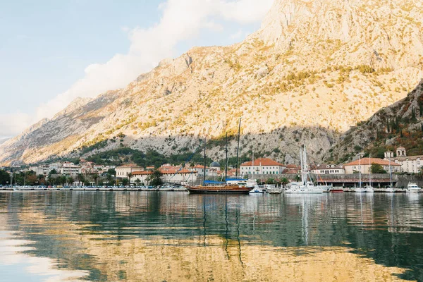 Muelle cerca del casco antiguo de Kotor, Montenegro, hermosa vista panarámica. — Foto de Stock