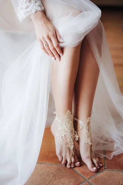 Panna młoda w białej sukni ślubnej otworzyła gołe stopy. Zamknij się. — Zdjęcie stockowe