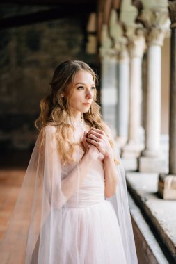 Gelin, Como Gölü 'ndeki eski bir villada kollarını göğsünde kavuşturarak dua ediyor..