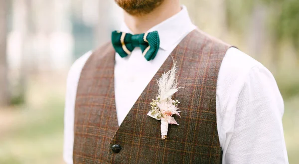 Half-length portrait of groom in white shirt green bow-tie and brown vest — Stock Photo, Image