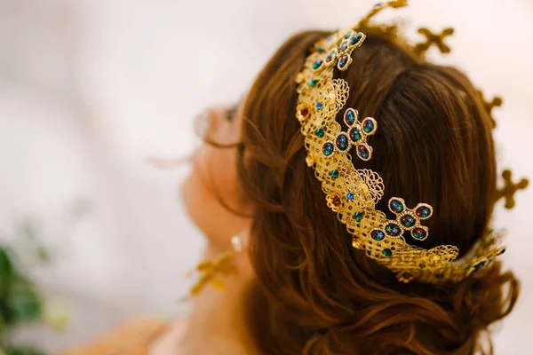Žena s krásným účesem ve zlaté koruně s kameny, detailní záběr. Nevěsta v koruně na ortodoxní svatbě — Stock fotografie