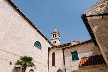 Sibenik 'teki Aziz Francis Kilisesi' nin kubbesi güzel mavi bir gökyüzünün arka planına karşı..