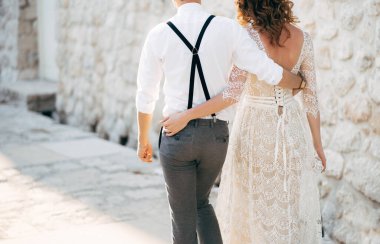 Gelin ve damat kasabanın eski kaldırımlarında yürürler. Alt görünüm