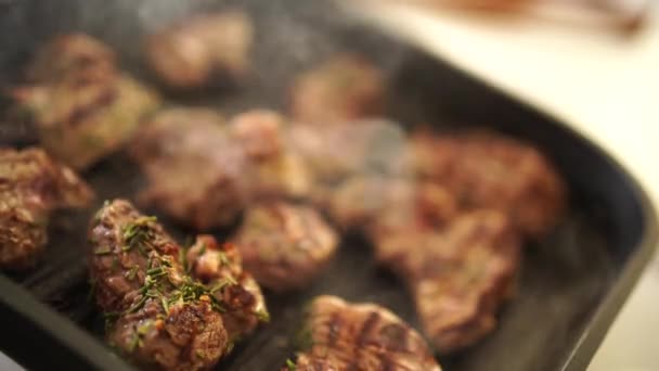 Proces gotowania steku w żeliwnej patelni. Kucharz przygotowuje danie mięsne.. — Wideo stockowe