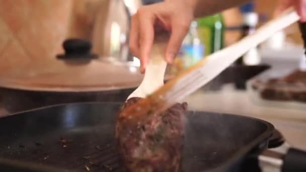 Vue rapprochée du steak de bœuf épicé sur la poêle à griller. Comment faire des steaks mignon filet parfait. — Video