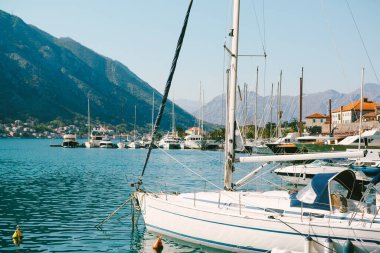 Karadağ 'ın eski Kotor kasabası yakınlarındaki rıhtım. Seyahat fotoğrafı..
