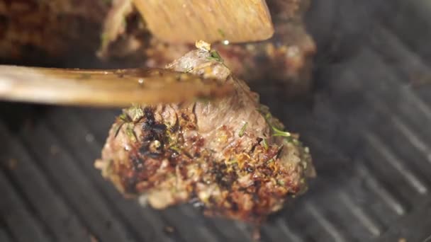 Grigliare una bistecca su una padella. Chef che prepara bistecche. Bistecca tenera di manzo alla griglia. Carne per bistecca. — Video Stock