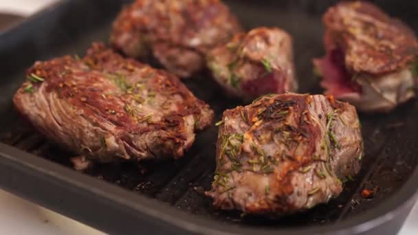 Il processo di cottura delle bistecche di carne in una padella in cucina. — Video Stock
