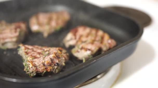 Le bistecche sono fritte in una padella di ghisa. Bistecca di Ribeye in una padella calda. — Video Stock