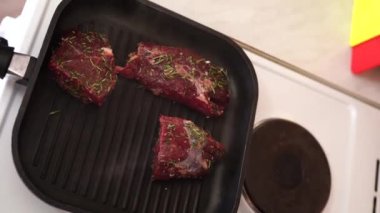 Et parçaları tavada kızartılır. Kızarmış etin dokusuna yakın çekim.