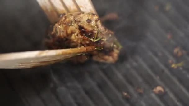 Bistecche tostate su una padella alla griglia, con rosmarino tritato finemente. — Video Stock