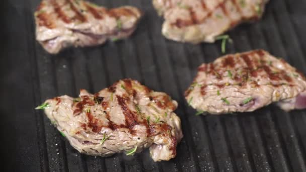 Proces vaření masových steaků v pánvi v kuchyni. — Stock video