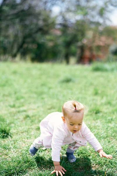 Petite fille enfant tombe sur l'herbe. — Photo