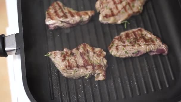 Lahodné šťavnaté masové steaky na pánvi. Jak uvařit perfektní steak — Stock video