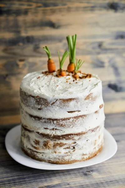 新鮮なニンジンで飾られたクリームチーズの霜降りとニンジンケーキ — ストック写真