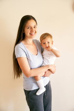 Gülümseyen anne kucağında küçük bir kız