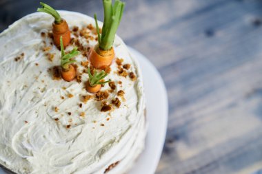 Havuçlu kek üstü ve beyaz tabakta taze havuç.