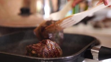Güzel kokulu bir biftek sıcak bir tavada kızarır..