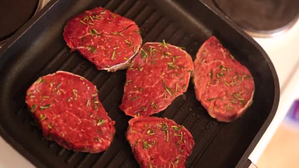 O processo de cozinhar bifes de carne em uma panela na cozinha. — Vídeo de Stock