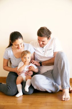 Annem ve babam odada yerde oturan küçük bir kızın üzerine eğildiler.