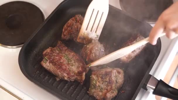 Filmaufnahmen von frischem Rindfleisch Steak auf entzündeter Pfanne. Wie man das beste Steak zubereitet. — Stockvideo