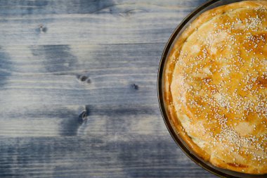 Tavuk ve karabuğday çobanı turtası. Yakın plan.