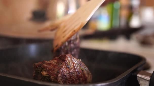 I pezzi di carne sono fritti in una pentola. Primo piano della consistenza della carne arrostita. — Video Stock