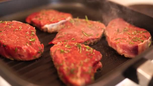 Heerlijke sappige vlees steaks koken in koekenpan. Hoe maak je de perfecte steak te koken. — Stockvideo