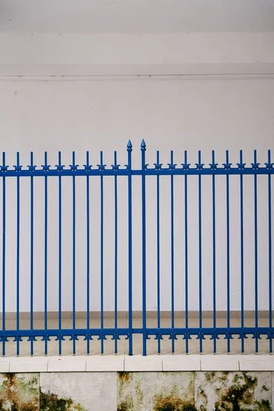 Matice brána ve dvoře domu na pozadí bílé zdi — Stock fotografie