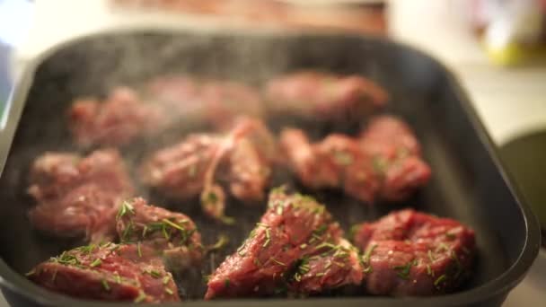 Un beau steak parfumé est frit dans une poêle sur une température chaude. — Video