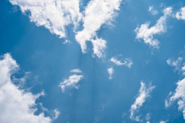 Güneşli bir günde mavi gökyüzünde beyaz bulutlar. Yakın plan.