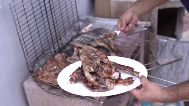 El chef coloca las costillas de cordero a la parrilla en un plato. — Vídeos de Stock