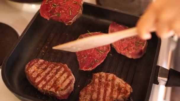 鋳鉄鍋でステーキを調理するプロセス.料理人は肉料理を作る. — ストック動画