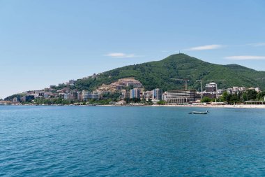Denizden binalara ve Budva sahillerine bakın. Karadağ