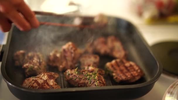 Grigliare una bistecca su una padella. Chef che prepara bistecche. Bistecca tenera di manzo alla griglia. Carne per bistecca. — Video Stock