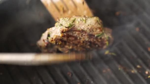 Filetes tostados en una sartén a la parrilla, con romero finamente picado. — Vídeos de Stock