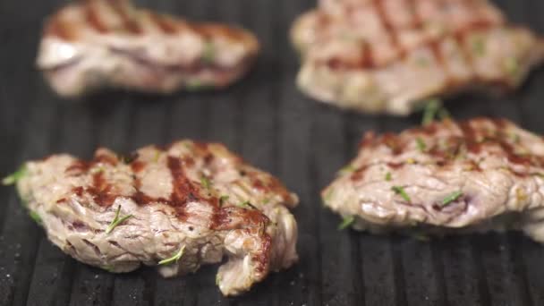 Images de viande de bœuf fraîche Steak sur poêle enflammée. Comment faire cuire le meilleur steak. — Video