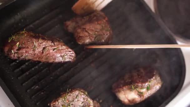 Carne di manzo fresca su padella accesa, vista da vicino. Cucinando la bistecca di manzo a padella, le bistecche deliziose sono fritte su una pentola di griglia. — Video Stock