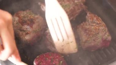 Tavada en iyi bifteği pişiriyorum. Pirzola nasıl pişirilir?.