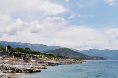 Denize yakın taş çıkıntıları olan çakıl taşı plajı.