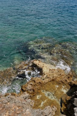 Deniz suyundan yükselen büyük kaya çıkıntıları