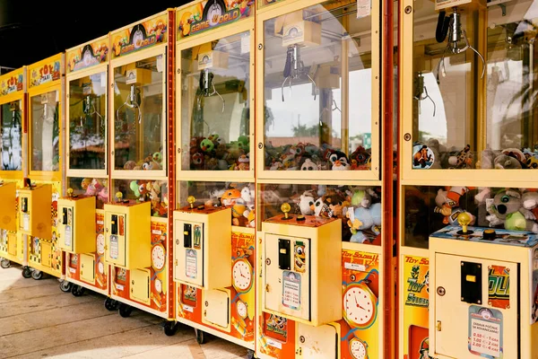 出售玩具的自动售货机排成一列 — 图库照片