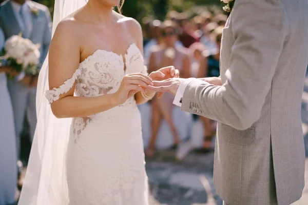 Braut legt den Ring an die Hand des Bräutigams — Stockfoto