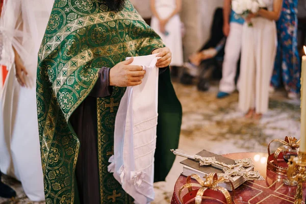 Priester op de bruiloft houdt een witte handdoek vast — Stockfoto
