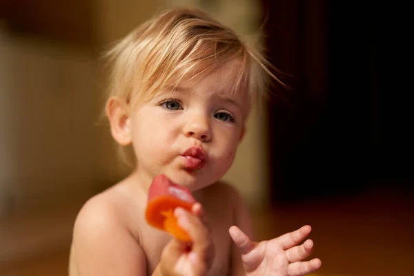 Little kid holds ice cream in his hand — Stock Photo, Image