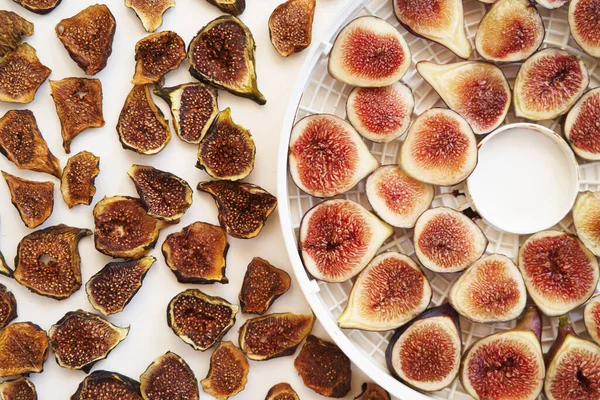 Sliced fresh and dried figs lie on the table — Stock Photo, Image