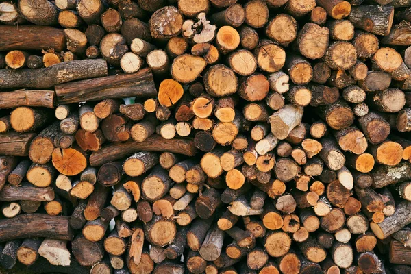 Woodpile dengan potongan kayu dilipat. Close-up — Stok Foto