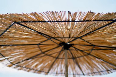 Sazlı plaj şemsiyesinin tepesinde. Yakın plan.