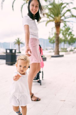 Annem kaldırım kenarında küçük bir kızın elini tutuyor.