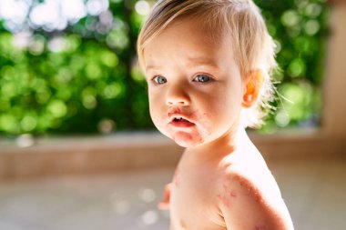 Dağınık bebek balkonda duruyor. Portre